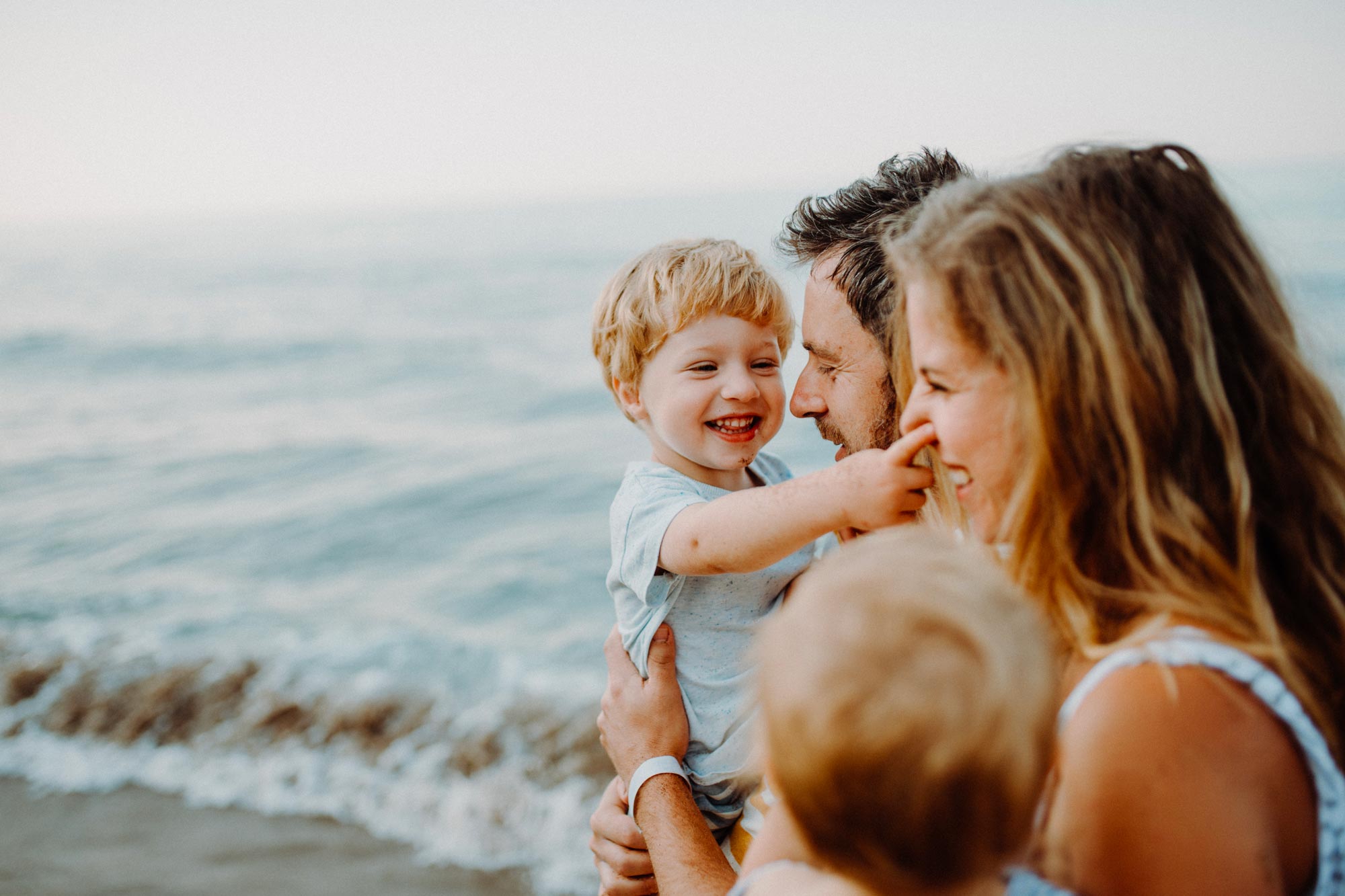 Ritratto di famiglia felice in riva al mare